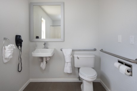 Milpitas Inn - Accessible Bathroom