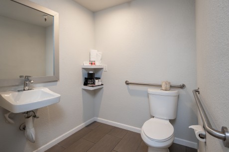 ACCESSIBLE 1 KING BATHROOM